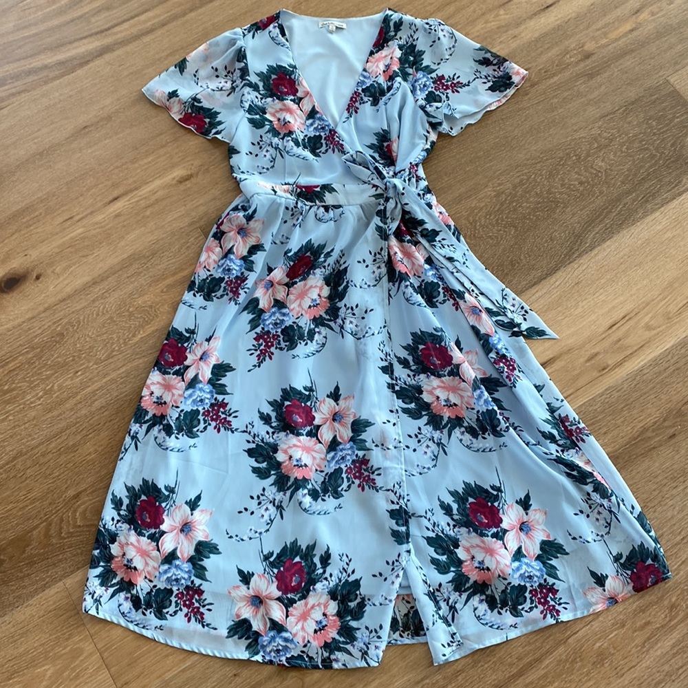 😍Charlotte Russe floral wrap dress. Size M